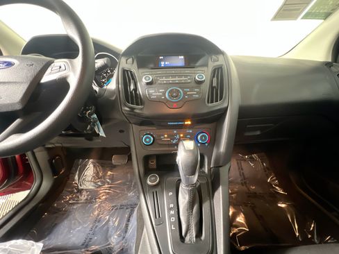 Used 2015 Ford Focus SE FWD image 25