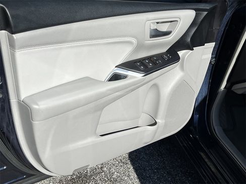Used 2017 Toyota Camry XLE image 7