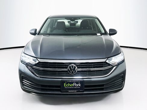 Used 2023 Volkswagen Jetta SE FWD image 2