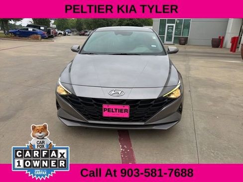 Used 2022 Hyundai Elantra SE FWD image 2