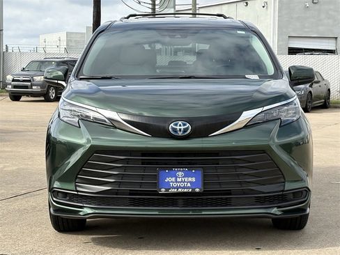 Used 2025 Toyota Sienna LE image 3