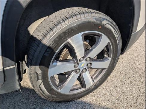 Used 2020 Chevrolet Traverse LT w/ LT Premium Package image 4