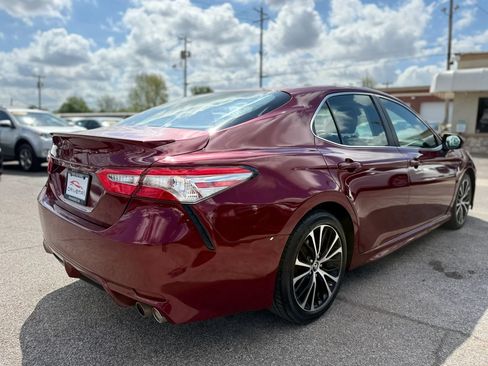 Used 2018 Toyota Camry SE w/ Convenience Package FWD image 4