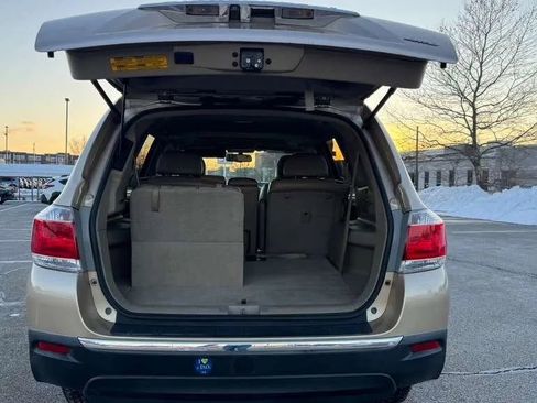 Used 2011 Toyota Highlander SE w/ Tow Pkg image 9