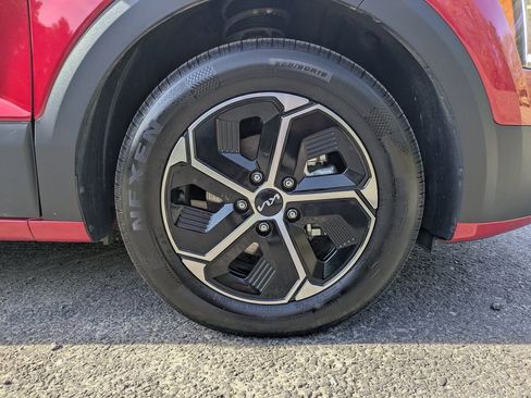 Used 2025 Kia Niro EX image 11