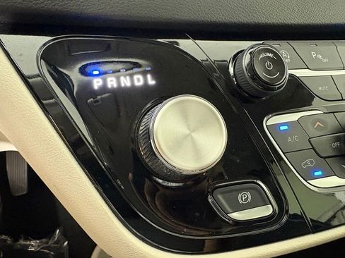 Used 2024 Chrysler Pacifica Touring-L FWD image 31