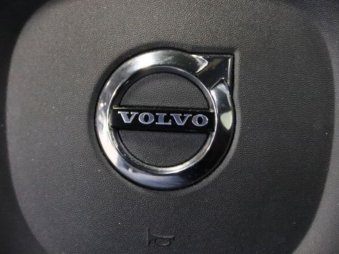 Used 2022 Volvo XC60 B5 Momentum w/ Advanced Package AWD/4WD image 40