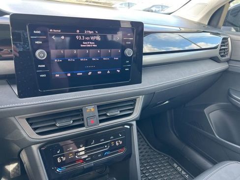 Used 2025 Volkswagen Taos SE image 16