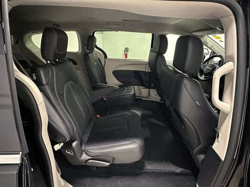 Used 2022 Chrysler Pacifica Touring-L FWD image 23