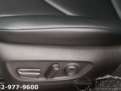 Used 2023 Toyota Highlander XLE FWD image 19