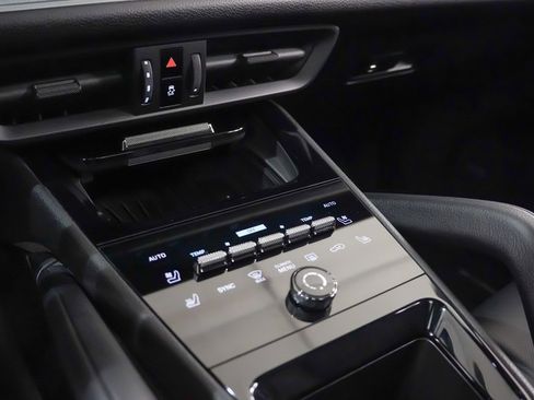 Certified 2025 Porsche Cayenne Coupe image 32