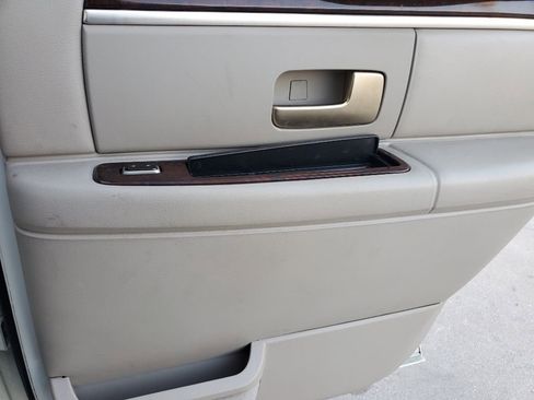 Used 2006 Lincoln Town Car Signature Limited image 25