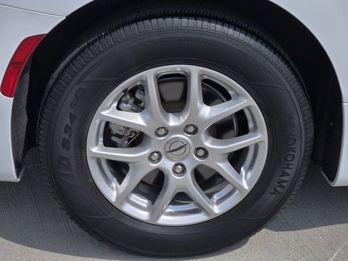 Used 2023 Chrysler Pacifica Touring-L image 10