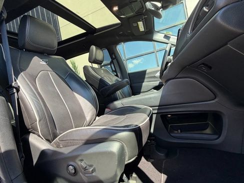Used 2025 Chrysler Pacifica Limited FWD image 13