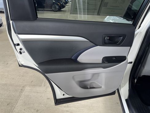 Used 2019 Toyota Highlander LE FWD image 15