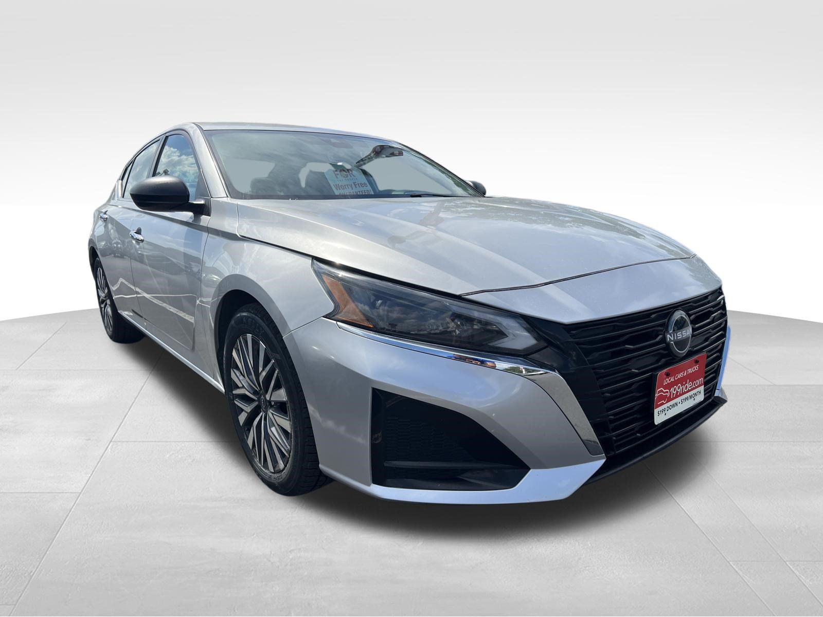 Used 2024 Nissan Altima 2.5 SV FWD image 3