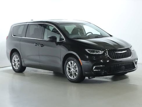 Used 2023 Chrysler Pacifica Touring-L image 9