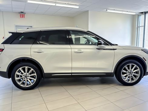 Used 2022 Lincoln Corsair AWD w/ Premium Package image 3