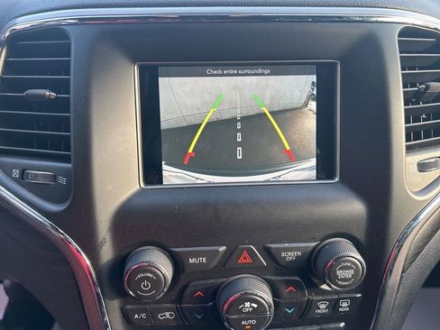 Used 2020 Jeep Grand Cherokee Laredo image 16