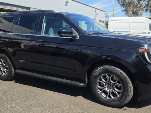 Used 2025 Ford Expedition Active RWD image 4