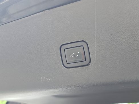 Used 2023 Chevrolet Traverse LT image 29