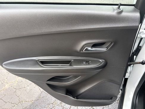 Used 2022 Chevrolet Trax LT w/ LT Convenience Package image 33