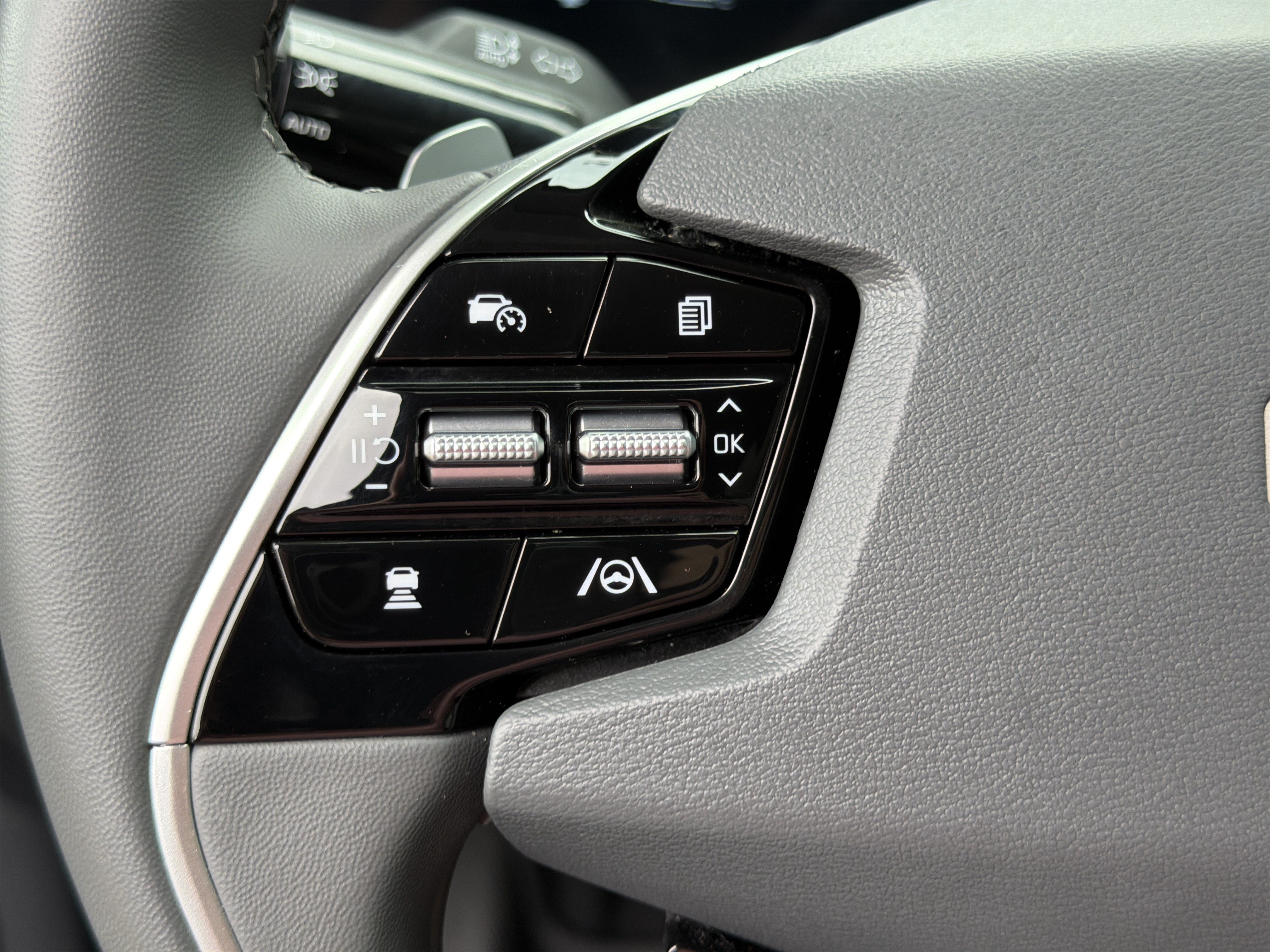 Used 2025 Kia Niro EX FWD image 24