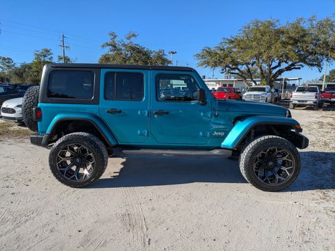 Used 2019 Jeep Wrangler Unlimited Sahara image 32