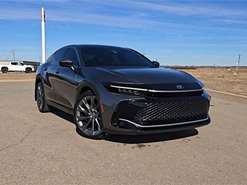 Used 2023 Toyota Crown Limited image 9