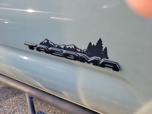 Used 2022 Toyota Tacoma SR5 w/ Trail Edition image 11