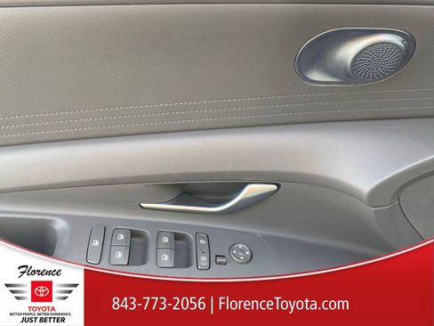 Used 2023 Hyundai Elantra SEL image 21