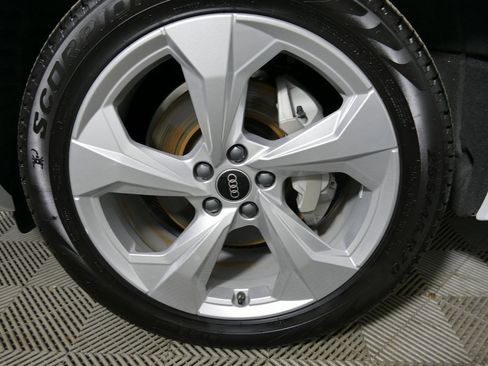 Certified 2025 Audi Q5 2.0T Premium Plus image 9