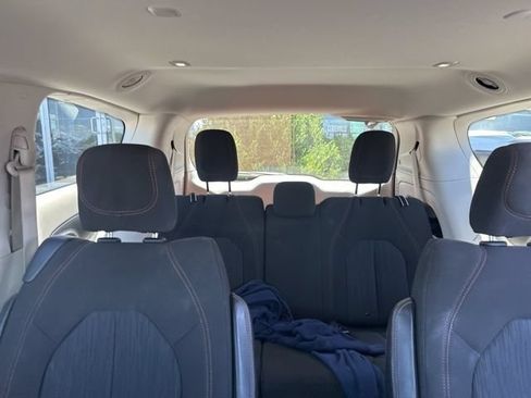 Used 2020 Chrysler Pacifica Touring FWD image 24