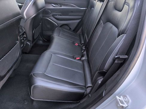 Used 2024 Jeep Grand Cherokee Overland w/ Luxury Tech Group IV image 20