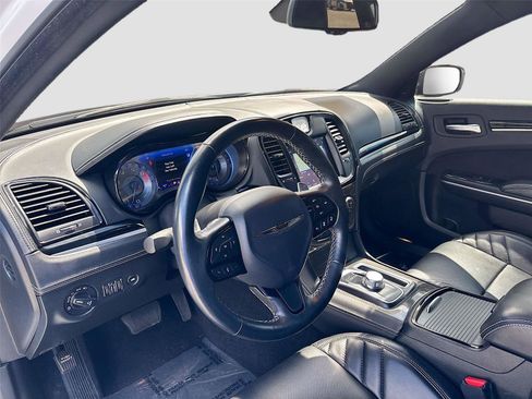Used 2023 Chrysler 300 C image 10