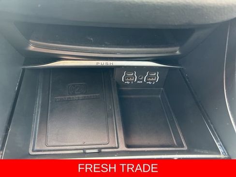 Used 2024 Chrysler Pacifica Premium FWD image 32