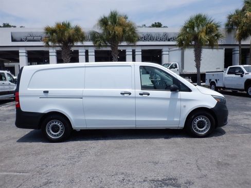 Used 2023 Mercedes-Benz Metris image 1