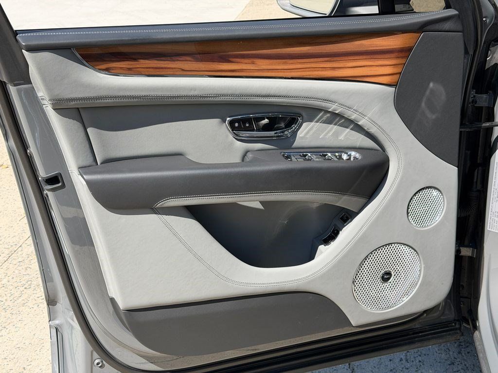 Certified 2025 Bentley Bentayga AWD/4WD image 15