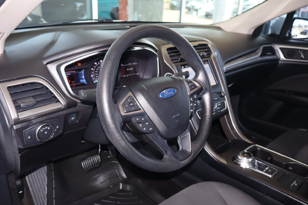 Used 2017 Ford Fusion SE w/ Fusion SE Technology Package FWD image 16