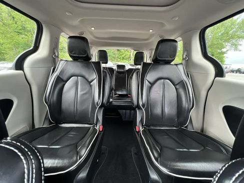 Used 2022 Chrysler Pacifica Limited FWD image 14