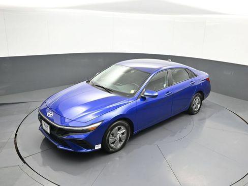 Certified 2025 Hyundai Elantra SE w/ Cargo Package FWD image 33