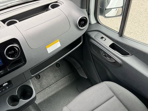 Used 2025 Mercedes-Benz Sprinter 2500 image 23