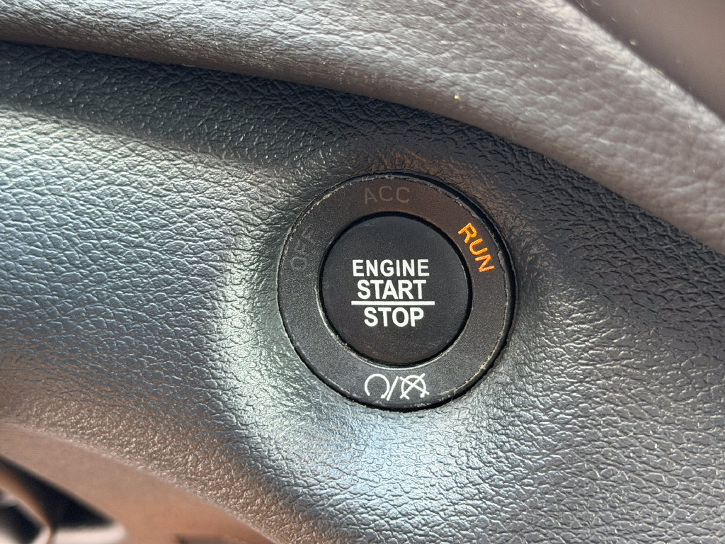Used 2020 Jeep Cherokee Latitude Plus w/ Cold Weather Group AWD/4WD image 32