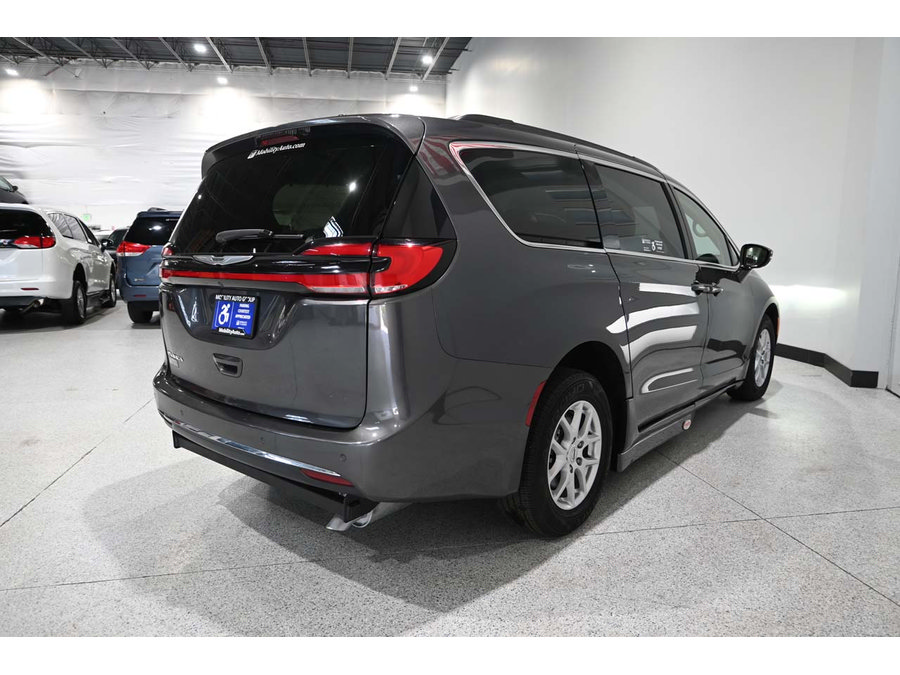 Used 2022 Chrysler Pacifica Touring-L FWD image 6