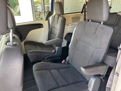 Used 2018 Dodge Grand Caravan SE w/ UConnect Hands-Free Group image 12