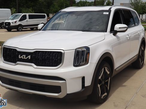 Used 2024 Kia Telluride EX w/ EX Captain's Chair Package FWD image 8