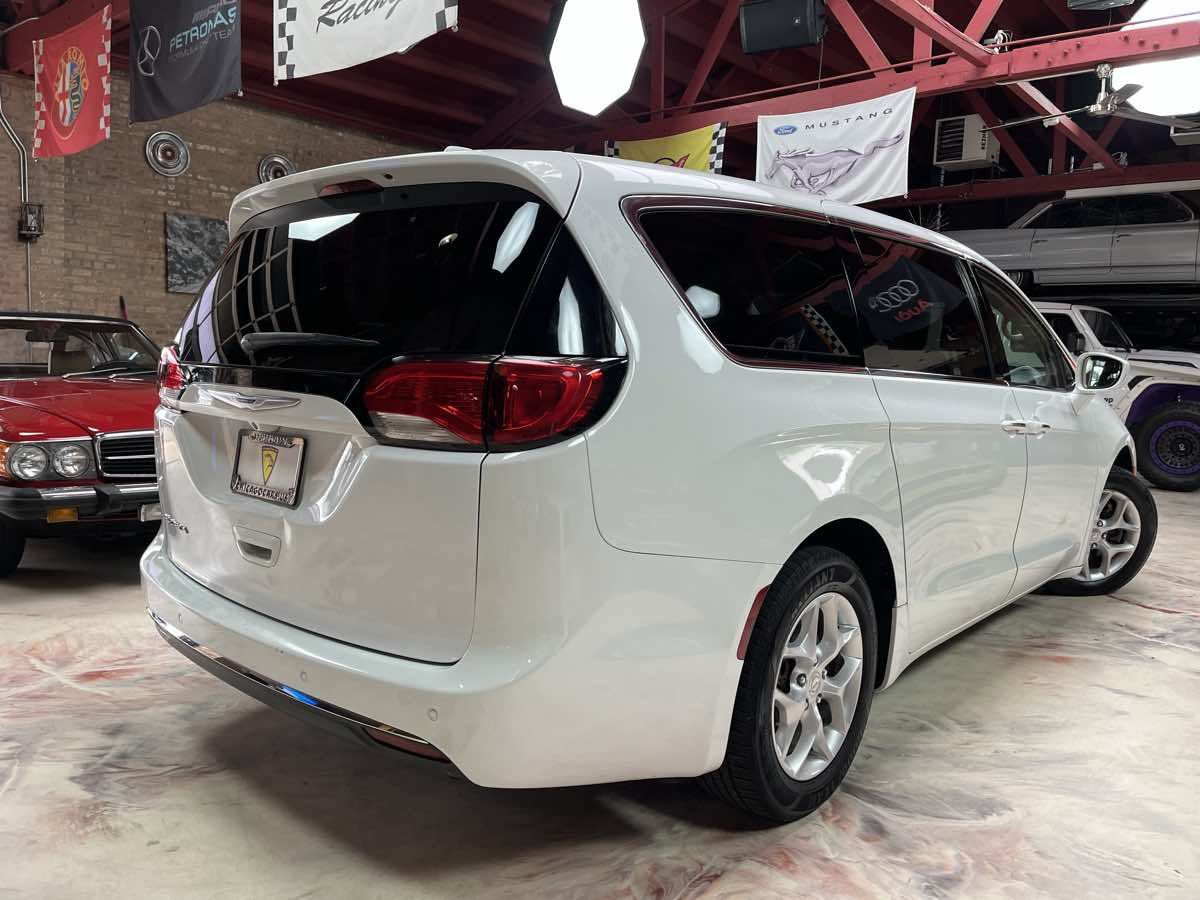 Used 2018 Chrysler Pacifica Touring Plus w/ Tire & Wheel Group FWD image 2