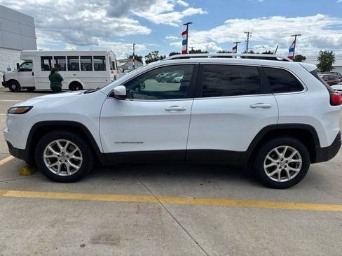 Used 2017 Jeep Cherokee Latitude FWD image 2