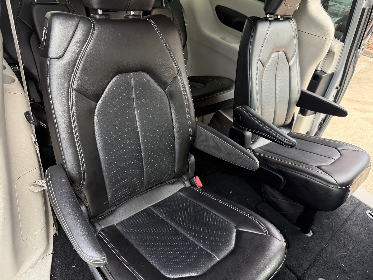 Used 2024 Chrysler Pacifica Touring-L FWD image 16