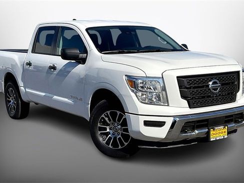 Used 2022 Nissan Titan SV image 1